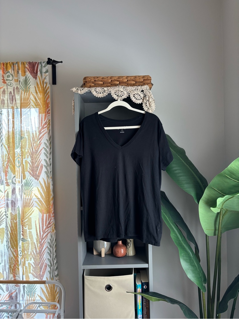 universal thread v-neck tee